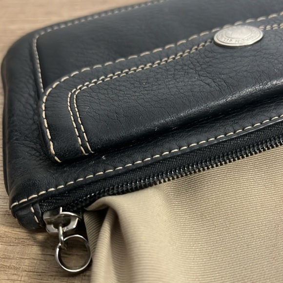 Coach, black leather wristlet - Picture 13 of 16